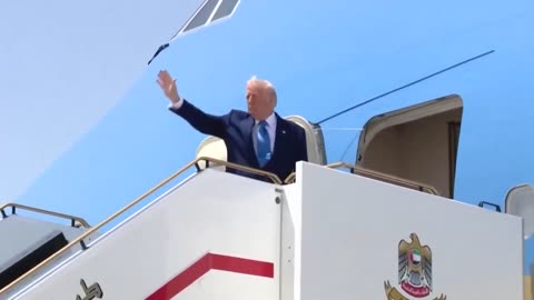 🚨🔥President Trump boards Air Force One in Abu Dhabi