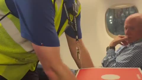 Pizza Delivered to Passengers Stuck on Delayed Airplane