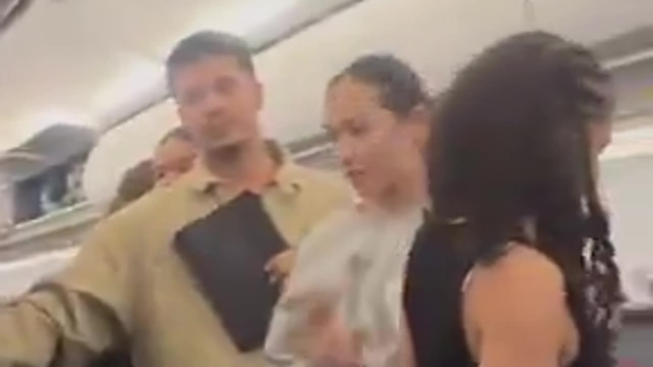 Sheboons Be Snappin' On Airplane, Enriching Your Flight With Seeznin'
