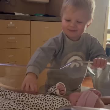 When your toddler meets his baby sister for the first time and it feels more like a reunion 🥹