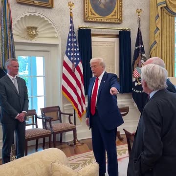 President Trump introducing Charles Schwab in the Oval Office: 🤣🤣