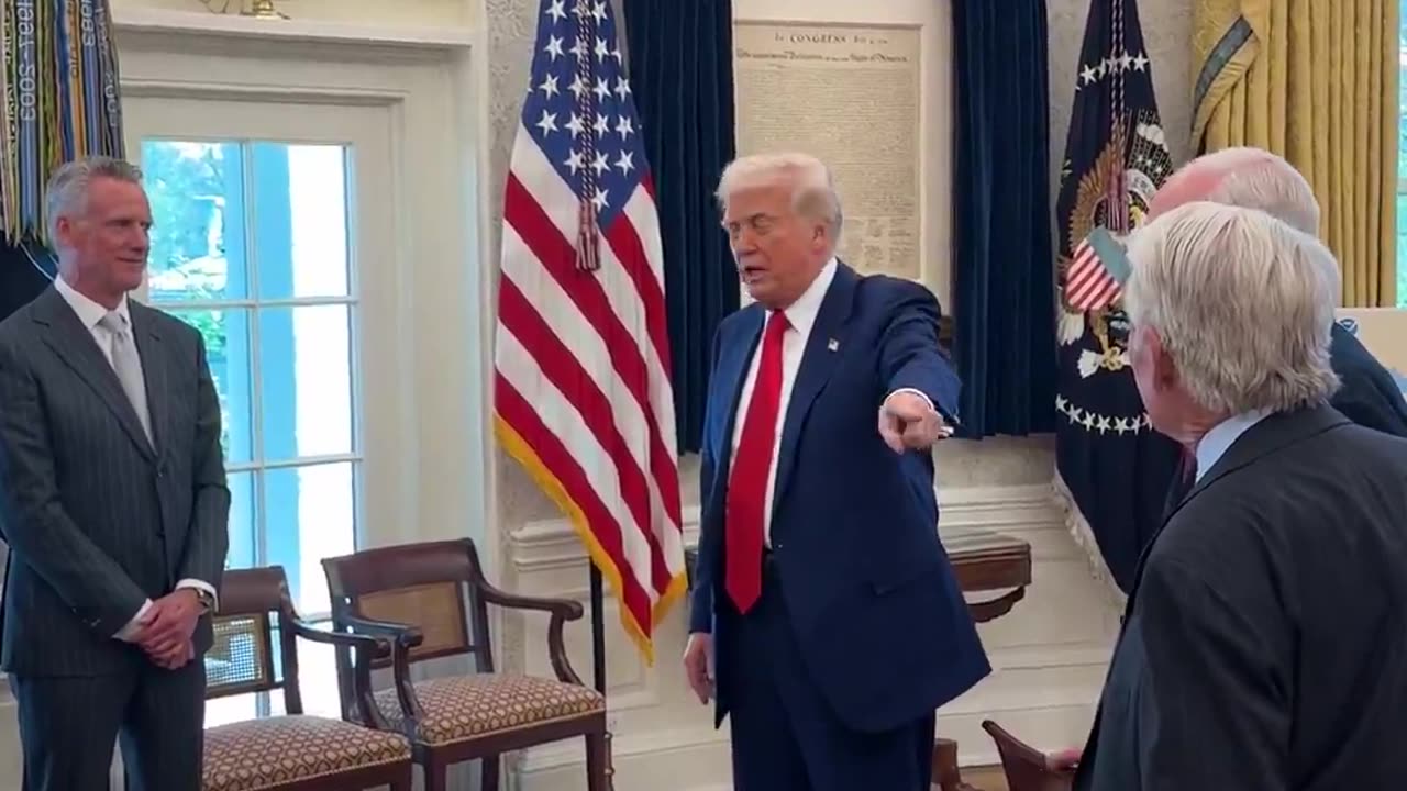 President Trump introducing Charles Schwab in the Oval Office: 🤣🤣