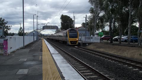 Commuter train leaving Rosewood for Brisbane.
