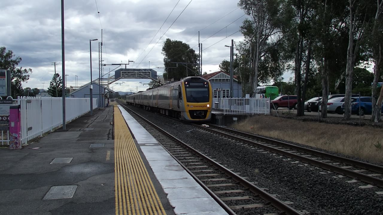 Commuter train leaving Rosewood for Brisbane.