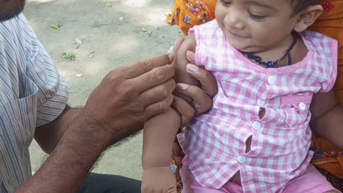 IPV vaccination moment cute baby