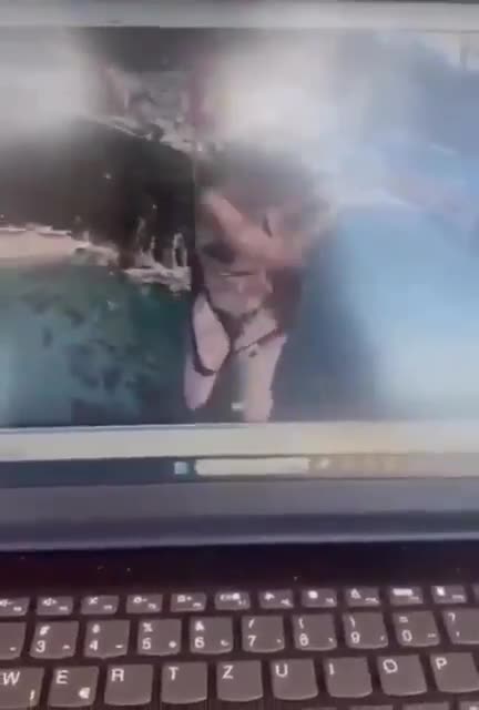 19-vjeçaren serbe e kap paniku gjatë fluturimit me parashutë dhe bie nga lartësia në Budva