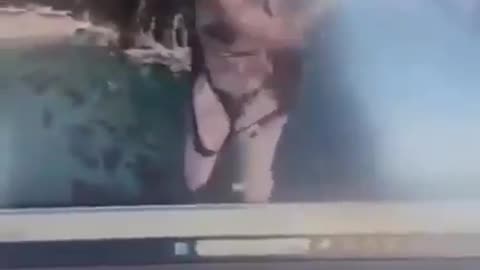 19-vjeçaren serbe e kap paniku gjatë fluturimit me parashutë dhe bie nga lartësia në Budva