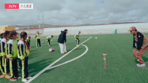 Being a female physical education teacher at altitude of 4,500 meters, she fainted during class !