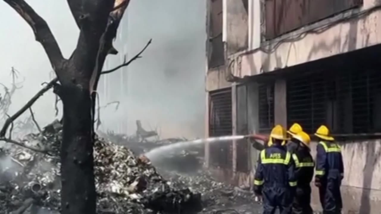 ⚡️ Imágenes del lugar donde se estrelló un avión de Air India
