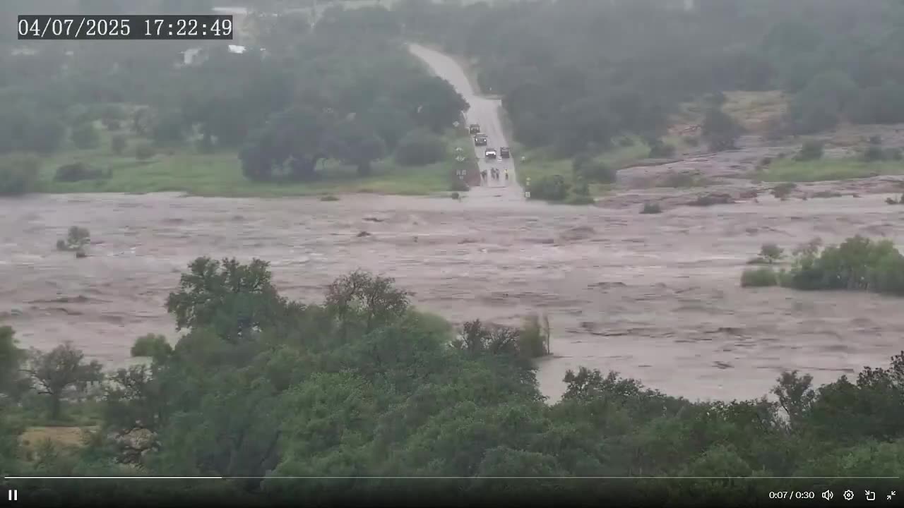 Video tua nhanh thời gian mới cho thấy cảnh sông Llano ở Texas bị ngập lụt.