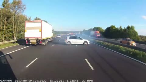 Coach crash avoided on the M40 dash cam