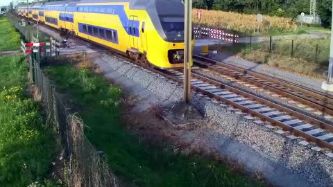 Un cycliste manque de se faire percuter par un train