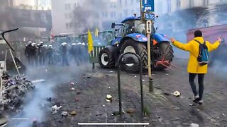 🚨🇪🇺🇧🇪 WAR IN BRUSSELS- Thousands of FARMERS clash with police outside the EU Parliament!!
