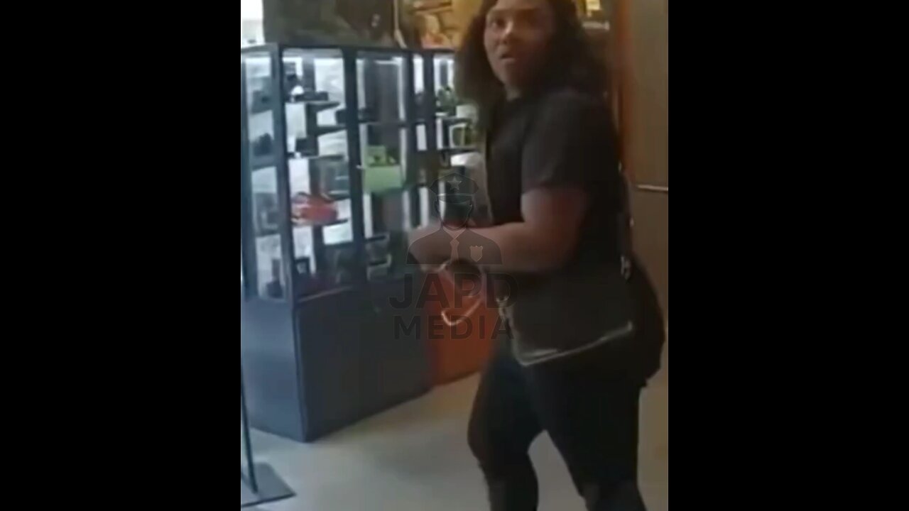 Shoplifter crashes into pole while escaping—caught on bodycam 😂🚓 #bodycam #funnyclip #japd