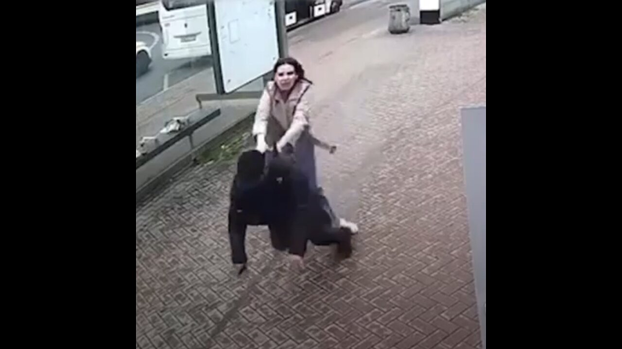 Le robó un móvil a una joven, pero no sabía con quién se metía