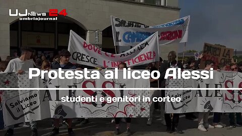Protesta al liceo Alessi, studenti e genitori in corteo