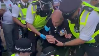 UK police arrests crippled man for holding a sign