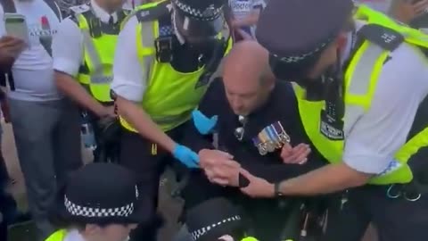 UK police arrests crippled man for holding a sign 