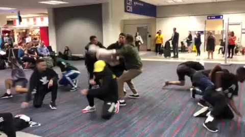 Des danseurs divertissent des passagers à l’aéroport