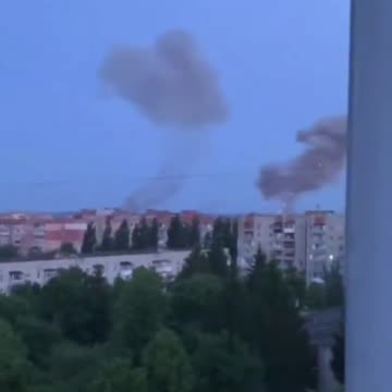 Russian cruise missiles drop decoys & light up the sky before successfully hitting the targets.