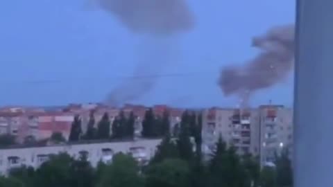 Russian cruise missiles drop decoys & light up the sky before successfully hitting the targets.