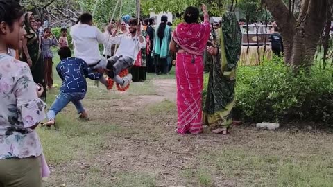 Yese Kon kon jhula jhulta hai