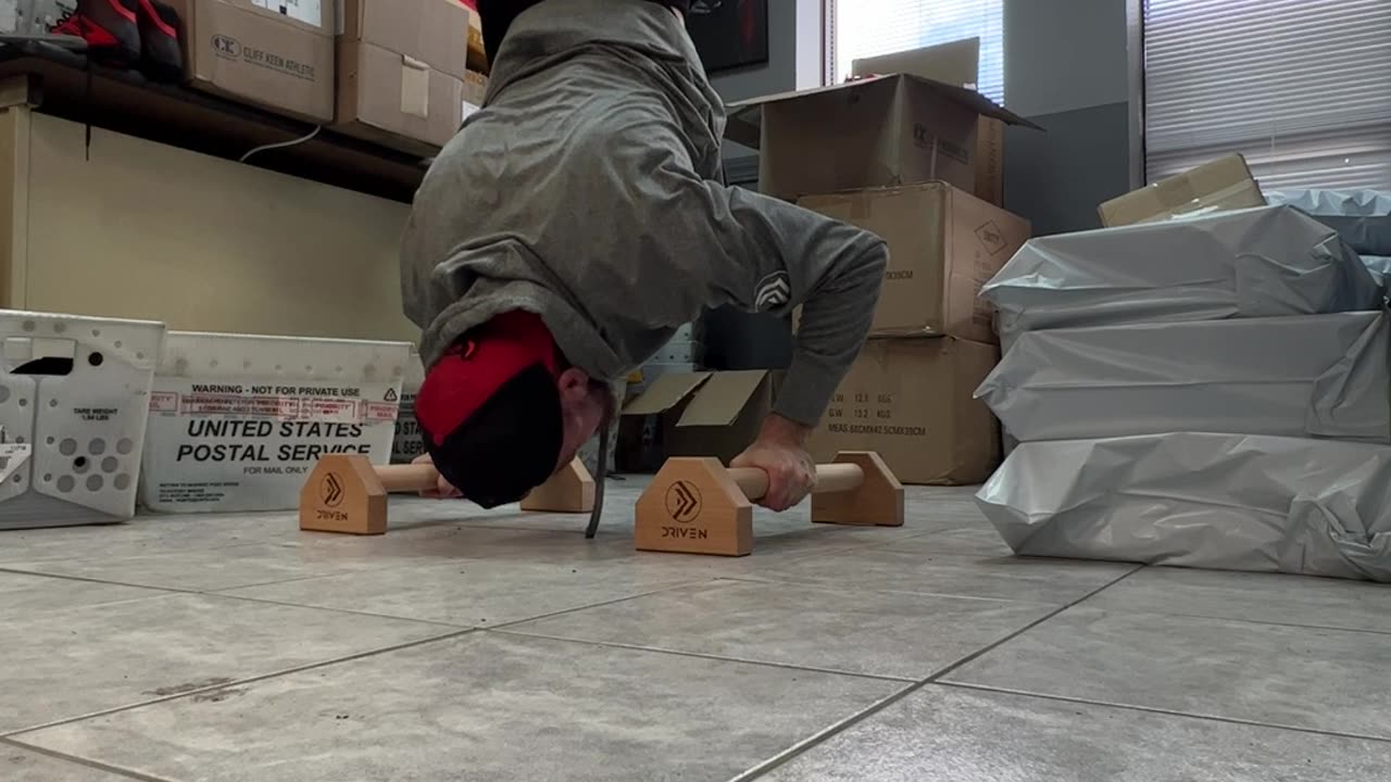 Mid-Work Handstand Pushup Set - Everywhere is Your Gym