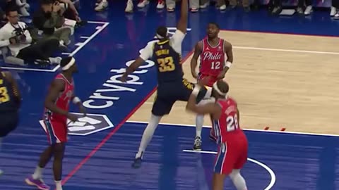 Indiana Pacers - Pascal Siakam passes around the defender to Myles Turner 💥