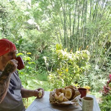 Expat in the Philippines | Simple Filipino Farm Breakfast – Pandesal & Hot Chocolate 🇵🇭