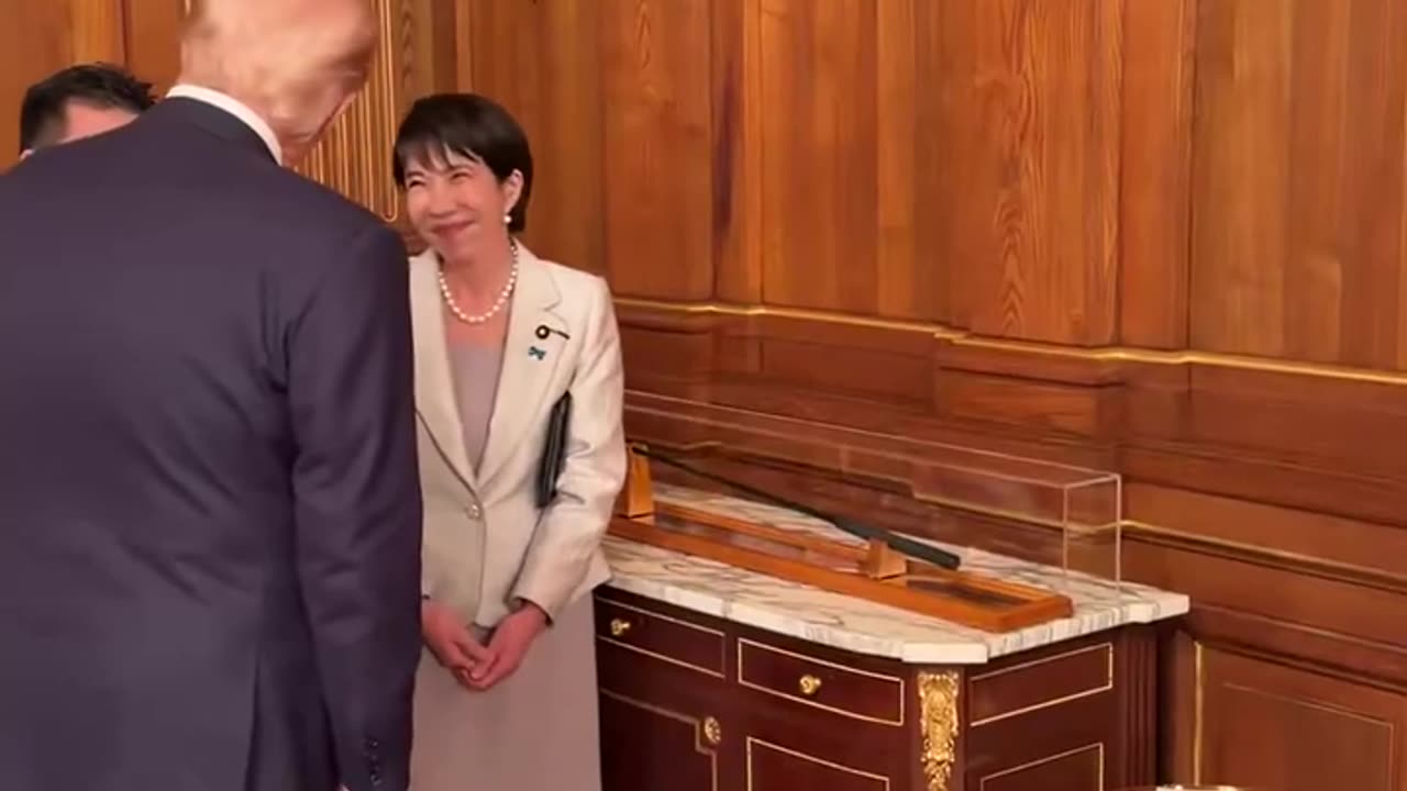 高市首相がトランプ大統領に、安倍元首相のパターを贈りました。OMG！