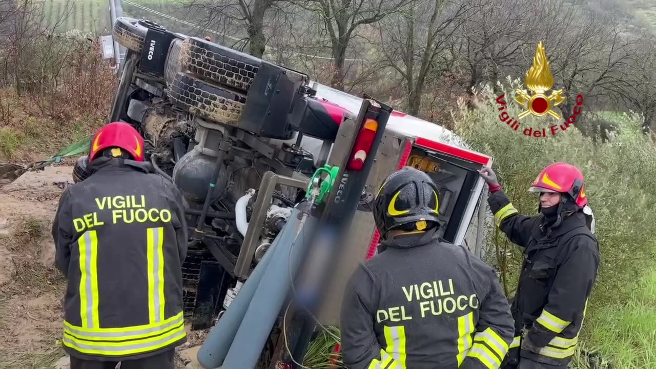 Delicata operazione dei Vigili del Fuoco: messa in sicurezza di un'autocisterna ribaltata