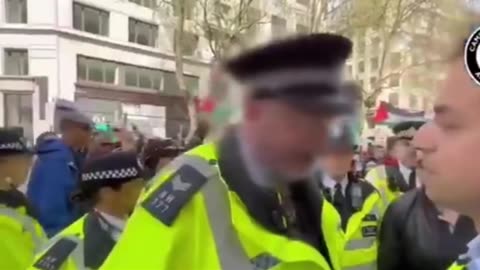 🚨 Shocking Clip: London Police Tell Man He Could Be Arrested “For Being Openly Jewish” 😳