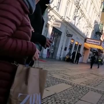 Street Fight Erupts in Gothenburg – Police Respond Quickly | Shocking Footage