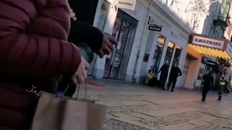 Street Fight Erupts in Gothenburg – Police Respond Quickly | Shocking Footage