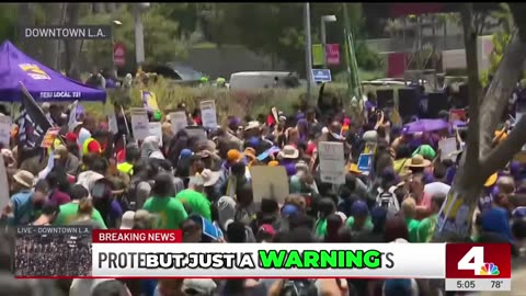 ICE Protest: Crowd Controls Itself to Avoid Escalation!