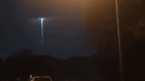 The whole hood allegedly spotted a UFO in the sky 😳😂
