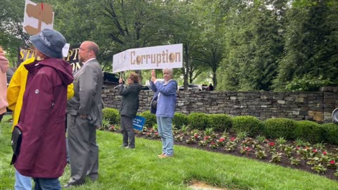 🚨BREAKING: Protesters have gathered outside Trump National Golf Club near Washington, D.C.