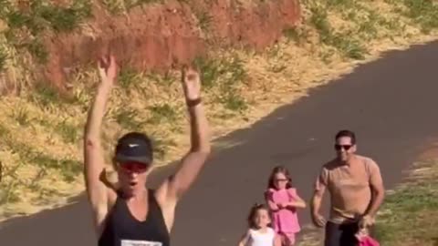 Mom ignores a whole family just to finish a sub 1.41 half marathon 😕 selfish?