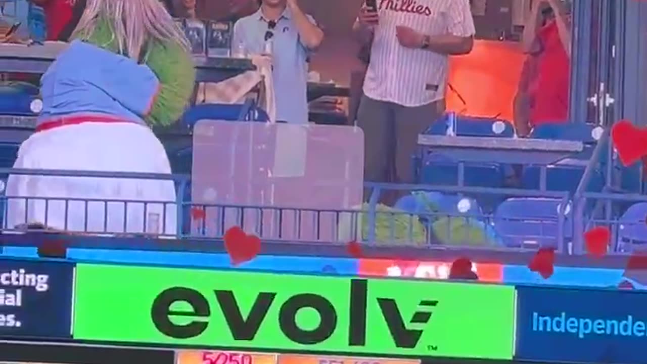 Phillies Debut the 'Coldplay Kiss Cam'