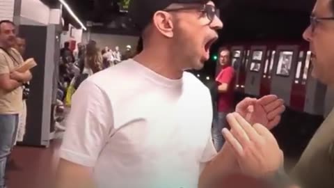 Pasajeros enfrentan a carterista en el metro de Barcelona