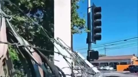 #USA Los Angeles declares state of emergency and curfew amid police shootouts