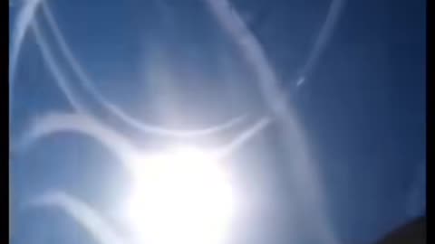 Samoloty rysują za sobą paski, które nie znikają - ale się rozprzestrzeniają deformacja, sieć