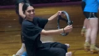 Así demuestran estas chicas su gran destreza en una cancha de patinaje