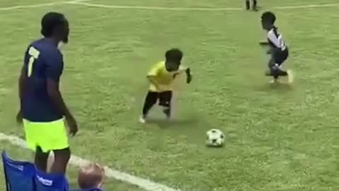 This Kid Plays Like Maldini, Zidane & Ronaldinho Combined! 🔥⚽