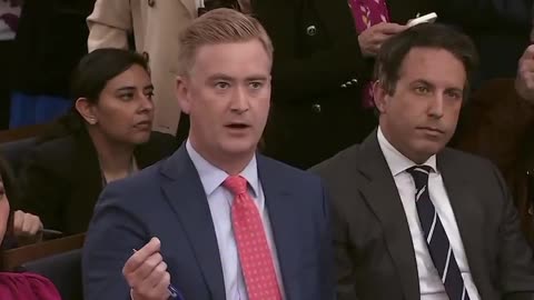 LMAO: Peter Doocy asks the PERFECT question, sends press room into laughter