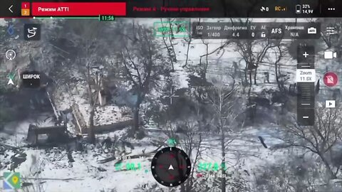 Russian Ukraine war 18++ Russian soldiers flank a Ukrainian soldier in a close combat engagement