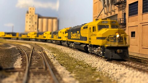 Watching Trains Episode 12 - Five Cowl Units on the Q - ELKC
