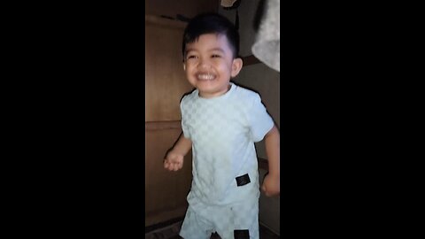 Grey danced on the bed and watched his shadow 😅