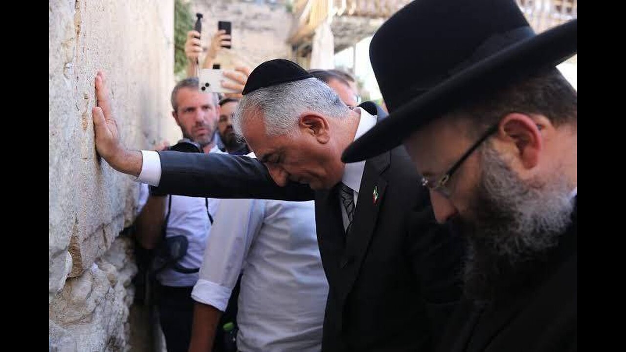 What do you notice about the exiled Crown Prince of Iran and 'potential new leader' of Iran?🤔