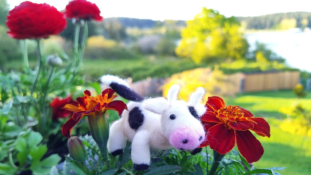 DIY Mini Felt Cow 🐄 | Cute Needle Felting Tutorial for Beginners (Step-by-Step Guide!)
